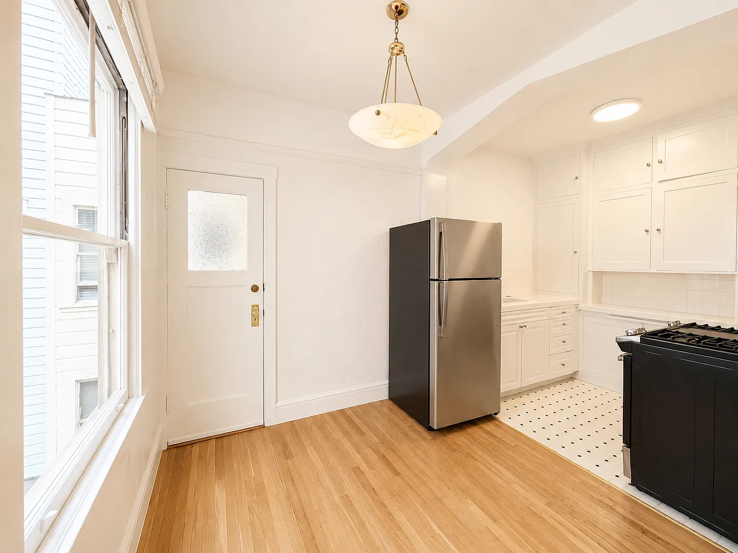 Bright Top-Floor Apartment with Hardwood Floors Pet Friendly — Photo 3