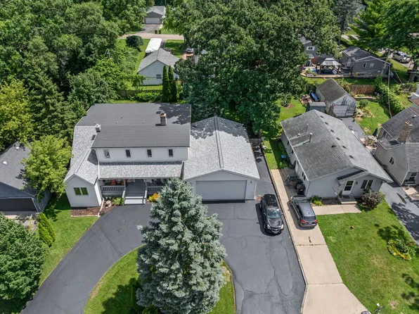 3422 Oakwood Dr, Island Lake, IL 60042