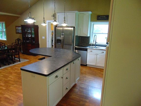 4th image of 729 Capitol Dr