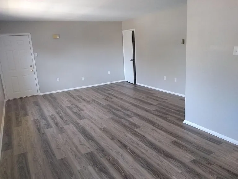 956 E Maple St — Photo 3