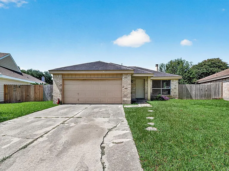13847 Cherry Hollow Ln — Photo 2