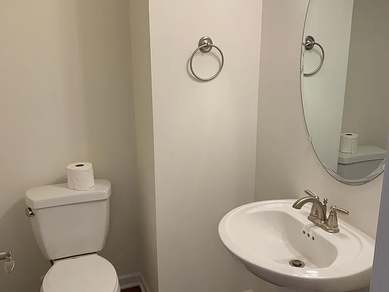135 Longwood Dr — Photo 4