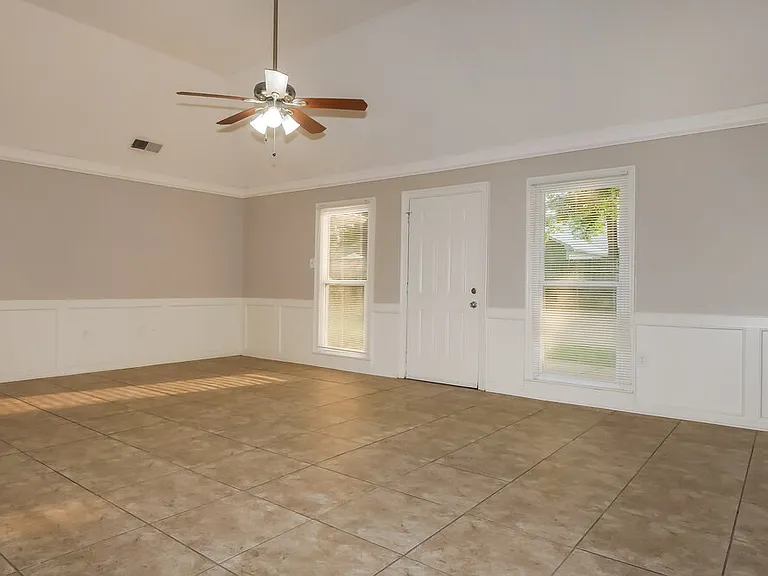 965 Hunters Point Dr — Photo 4
