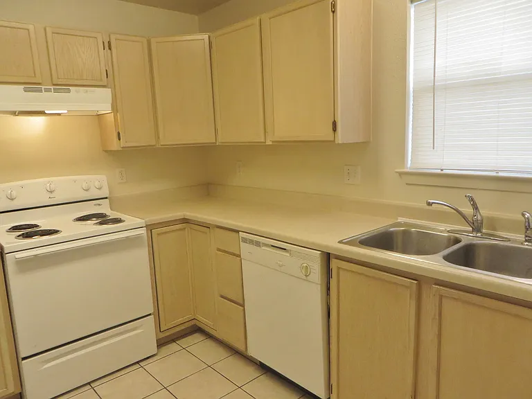 2216B Katy Ln — Photo 6