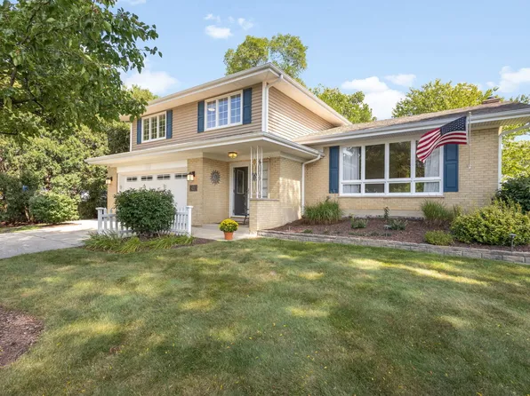 421 Summit Dr, Schaumburg, IL 60193