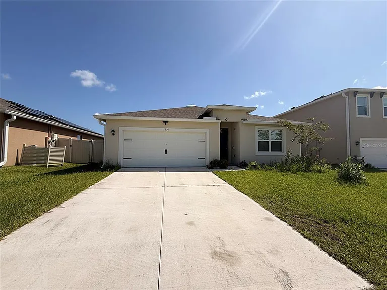 2250 Hidden Palm Dr — Photo 2
