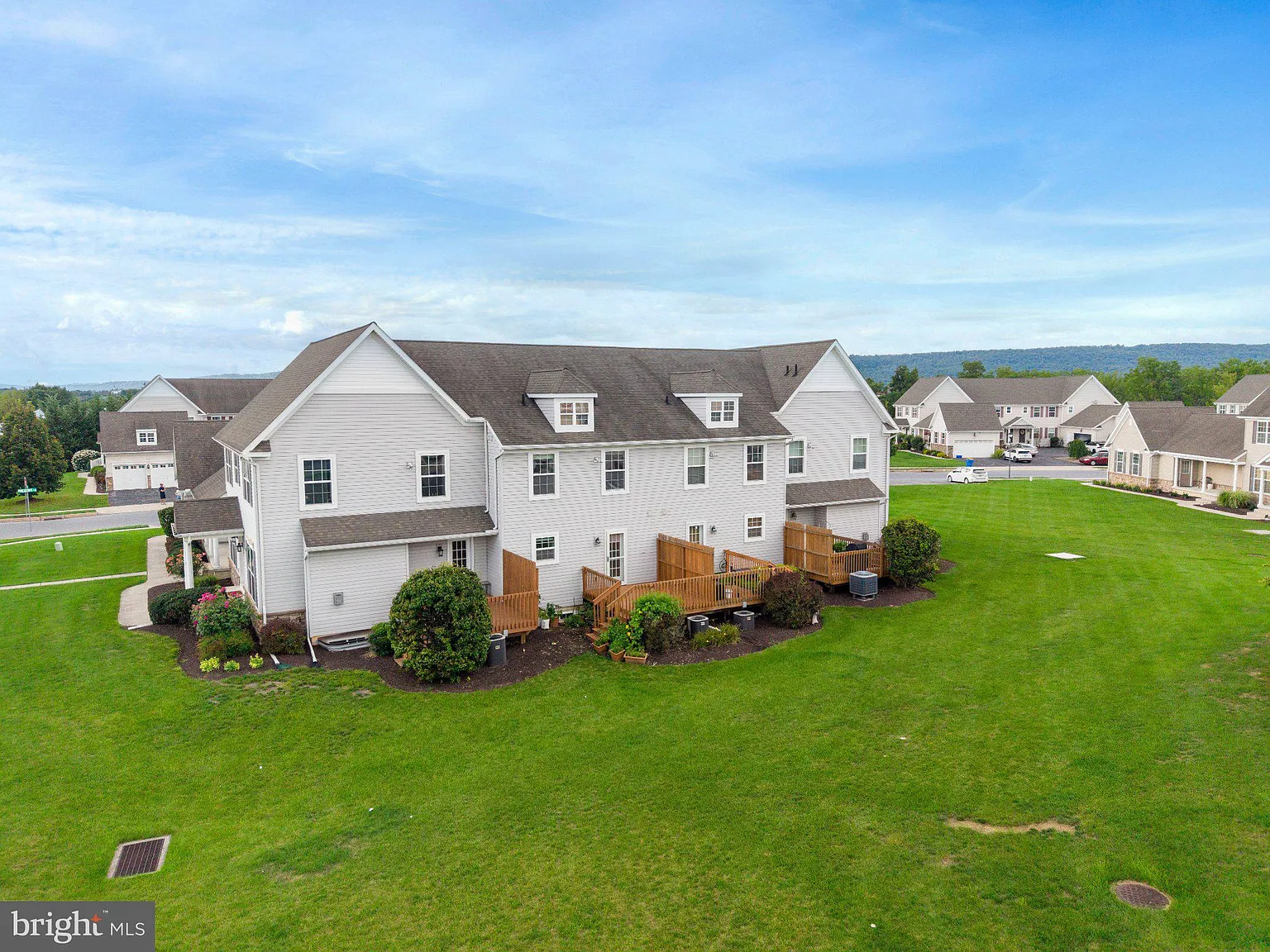 3 bed, 2.5 bath, 1790 sqft, $2,300 — Photo 3