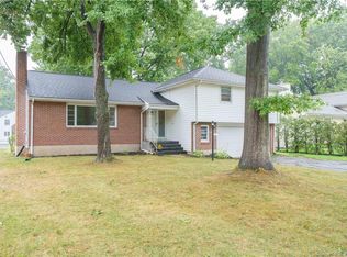 7 Stoneham Dr, West Hartford, CT 06117