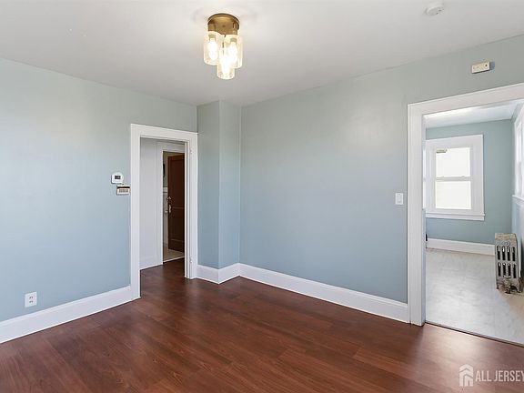 4th image of 10 Garfield St