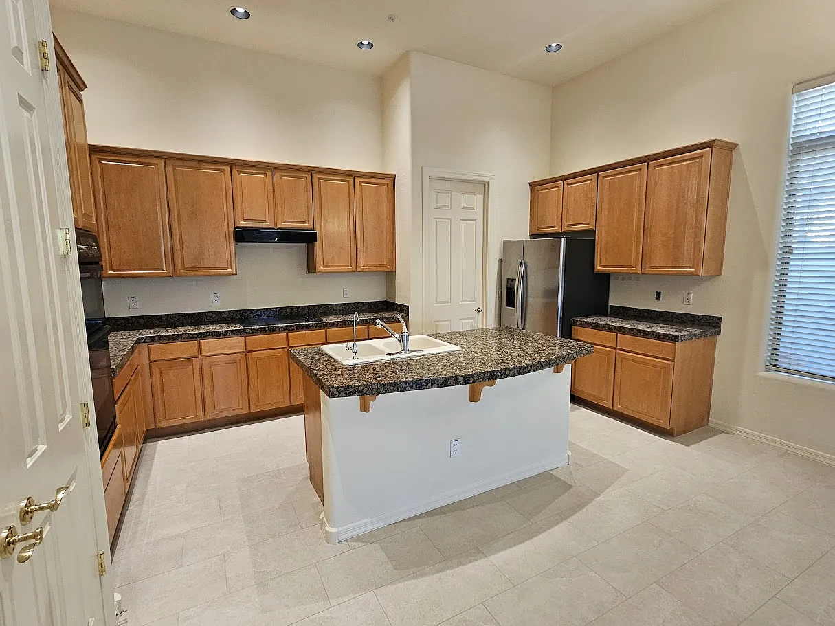 3 bed, 2423 sqft, $3,950 — Photo 3