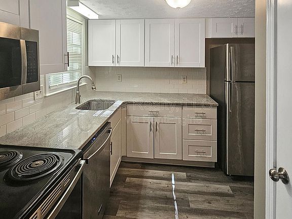 3rd image of 3017 Spruce Cir