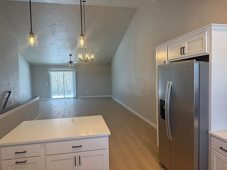 2625 Lawrence Ln — Photo 3