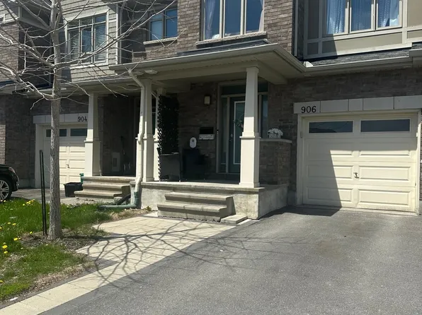 906 Littlerock St, Ottawa, ON K1T 0N2