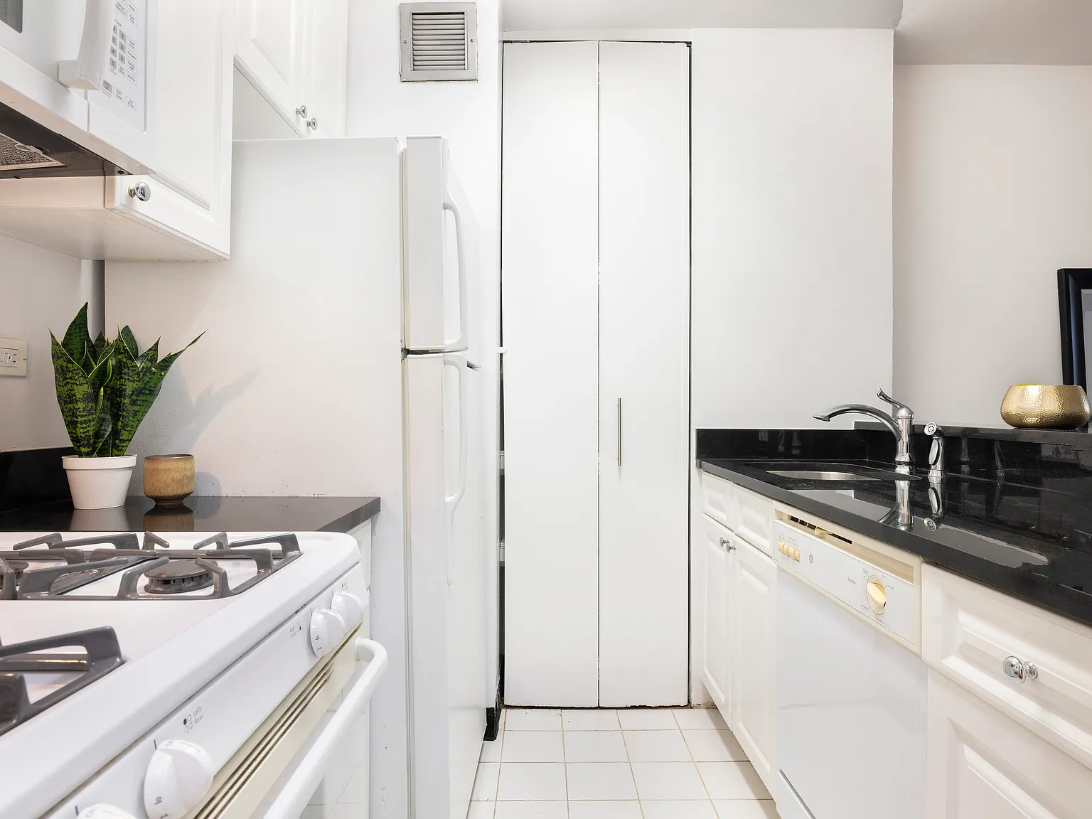 230 West 55th Street — Photo 3