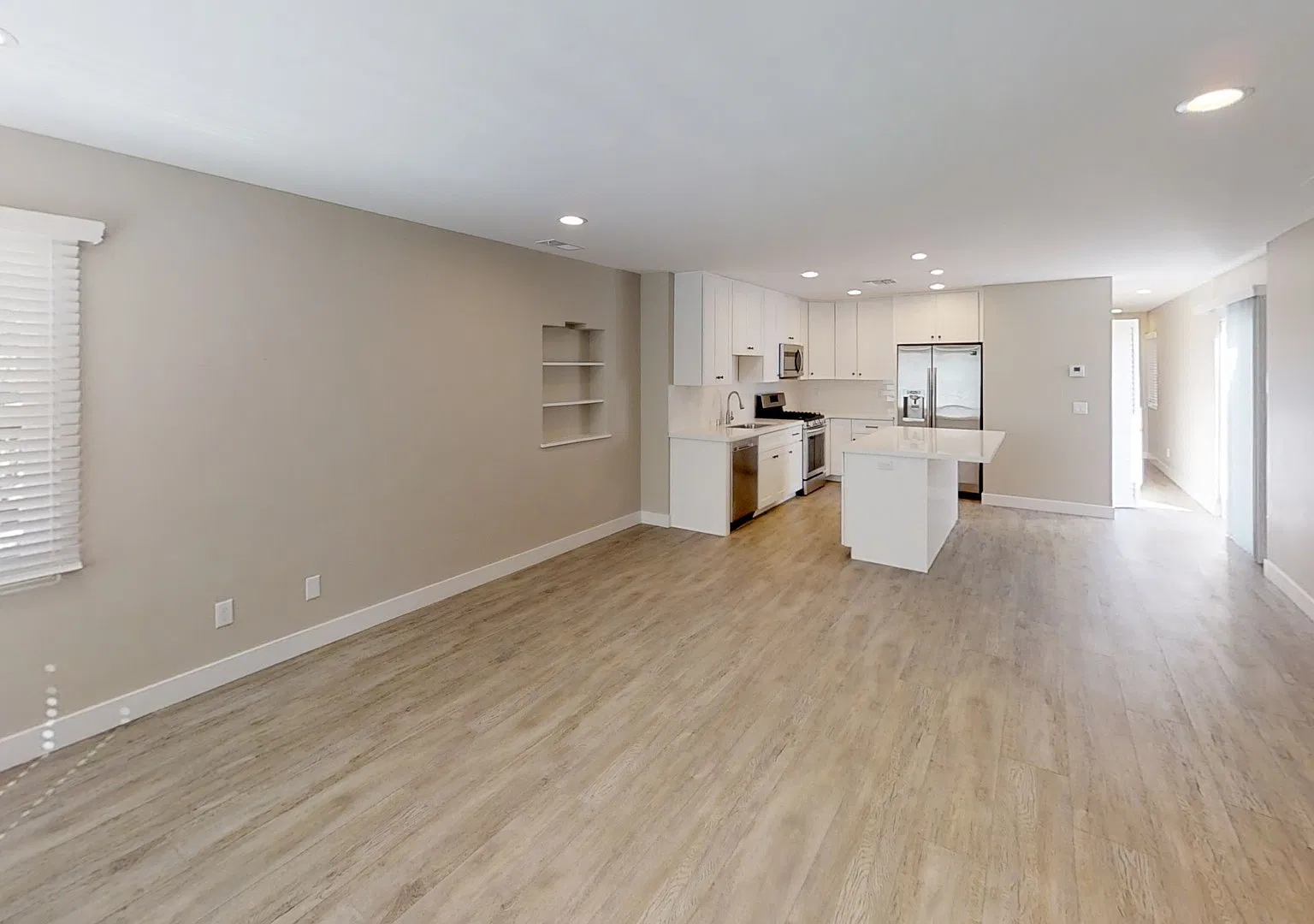 5BD/3BA, Private Fenced Yard!! — Photo 4