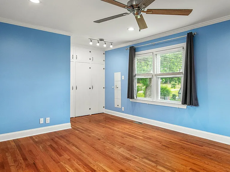 407 Robertson St — Photo 9