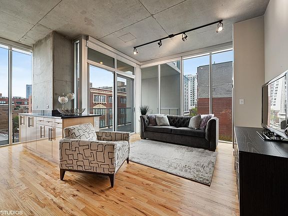 3rd image of 1720 S Michigan Ave APT 408