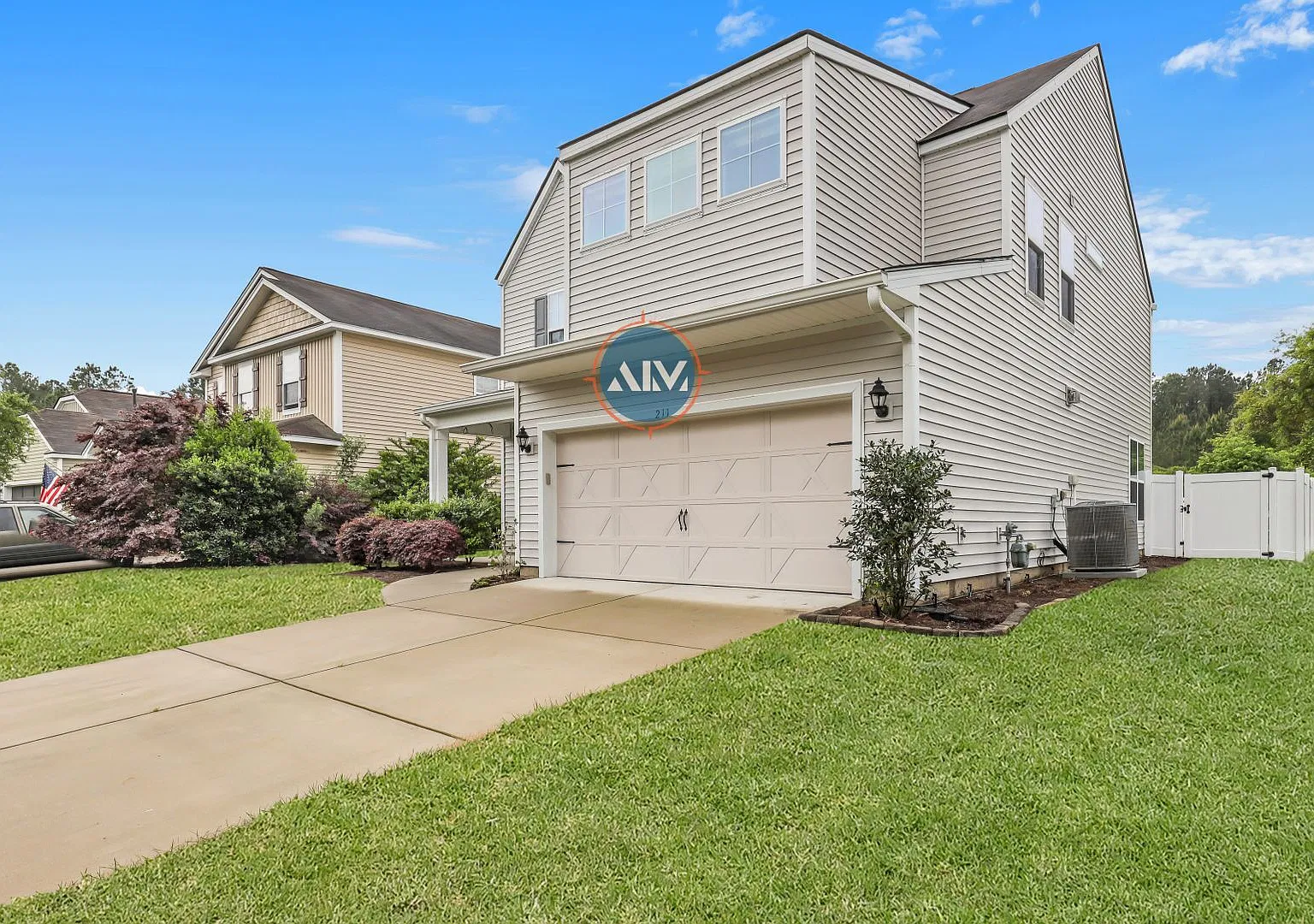 Upgraded 4BR in Heritage at New Riverside Fenced Yard, Island Kitchen - Available Now — Photo 3
