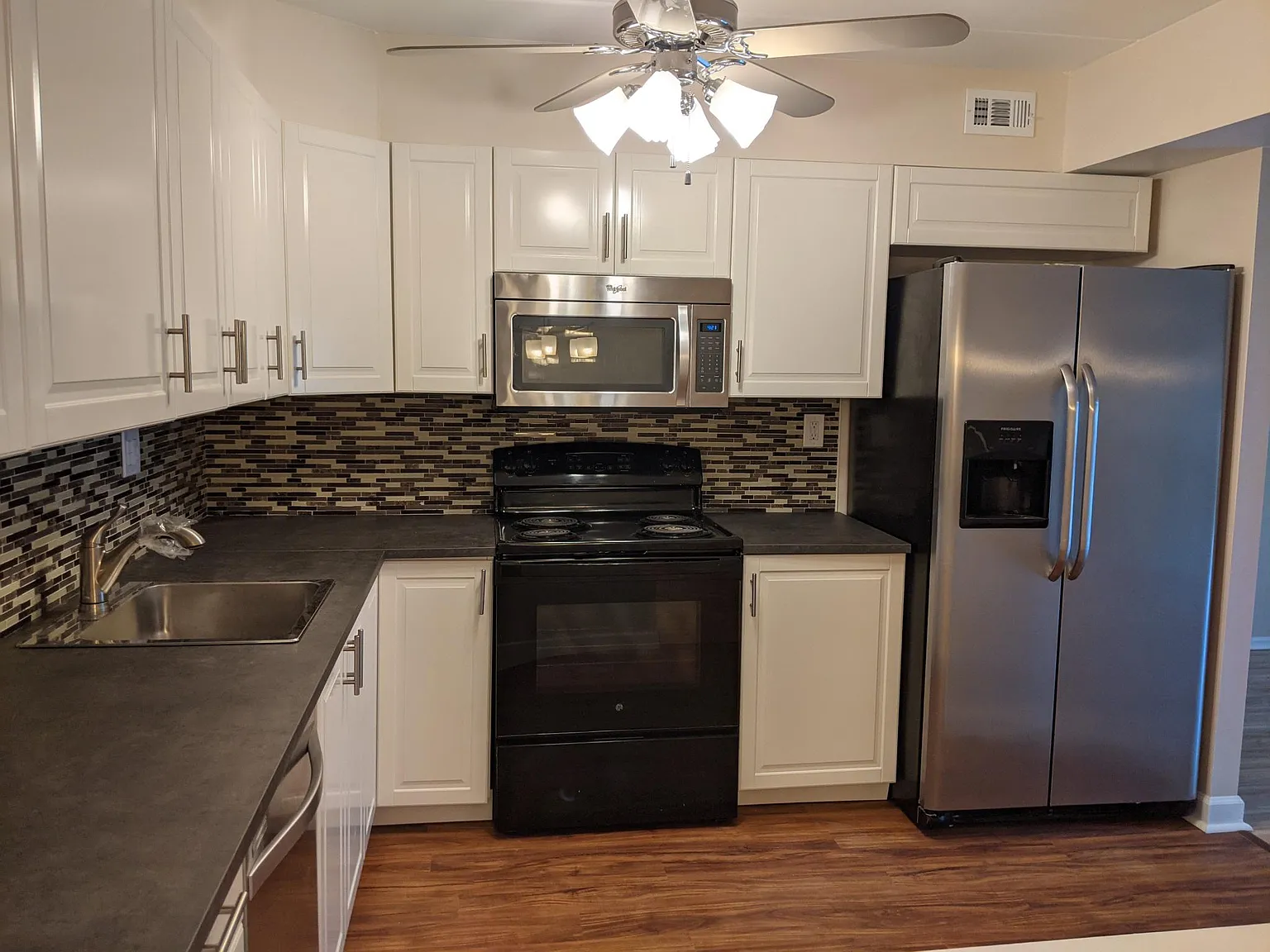 2 bed, 1166 sqft, $2,045 — Photo 2