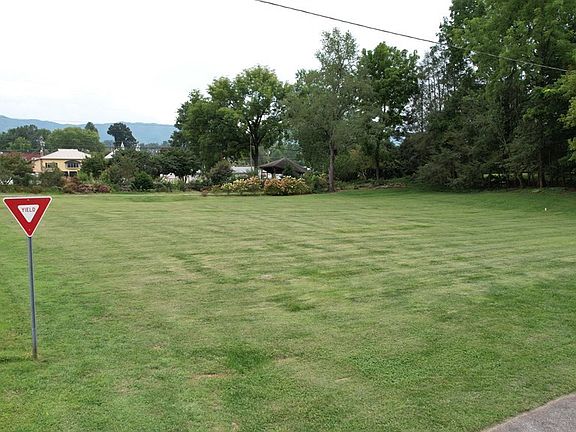 5th image of 270 Cover Avenue