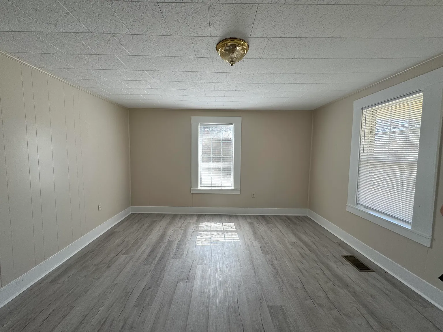 2 bed, 1.0 bath, 700 sqft, $800 — Photo 2