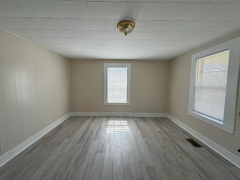 118 N Fowler Ave — Photo 2
