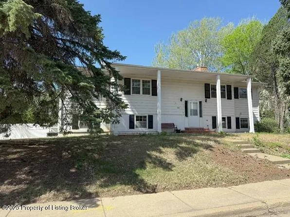 793 8th Ave W, Dickinson, ND 58601