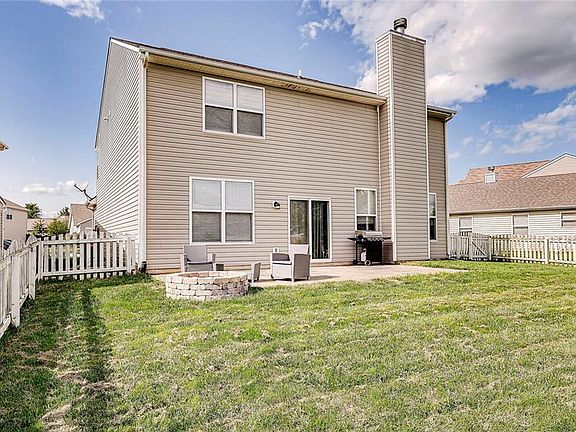 3rd image of 15464 Old Pond Cir