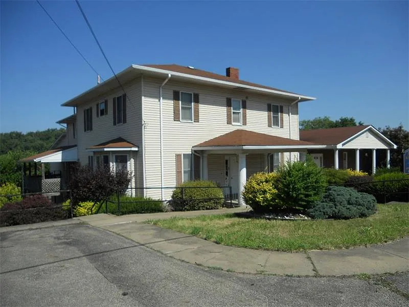 14 Memorial Dr photo 1