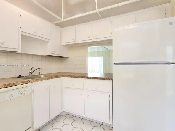 1040 Country Club Dr APT 404, Pompano Beach, FL 33063