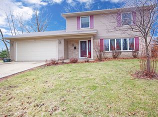6 Debbie Ln, Streamwood, IL 60107