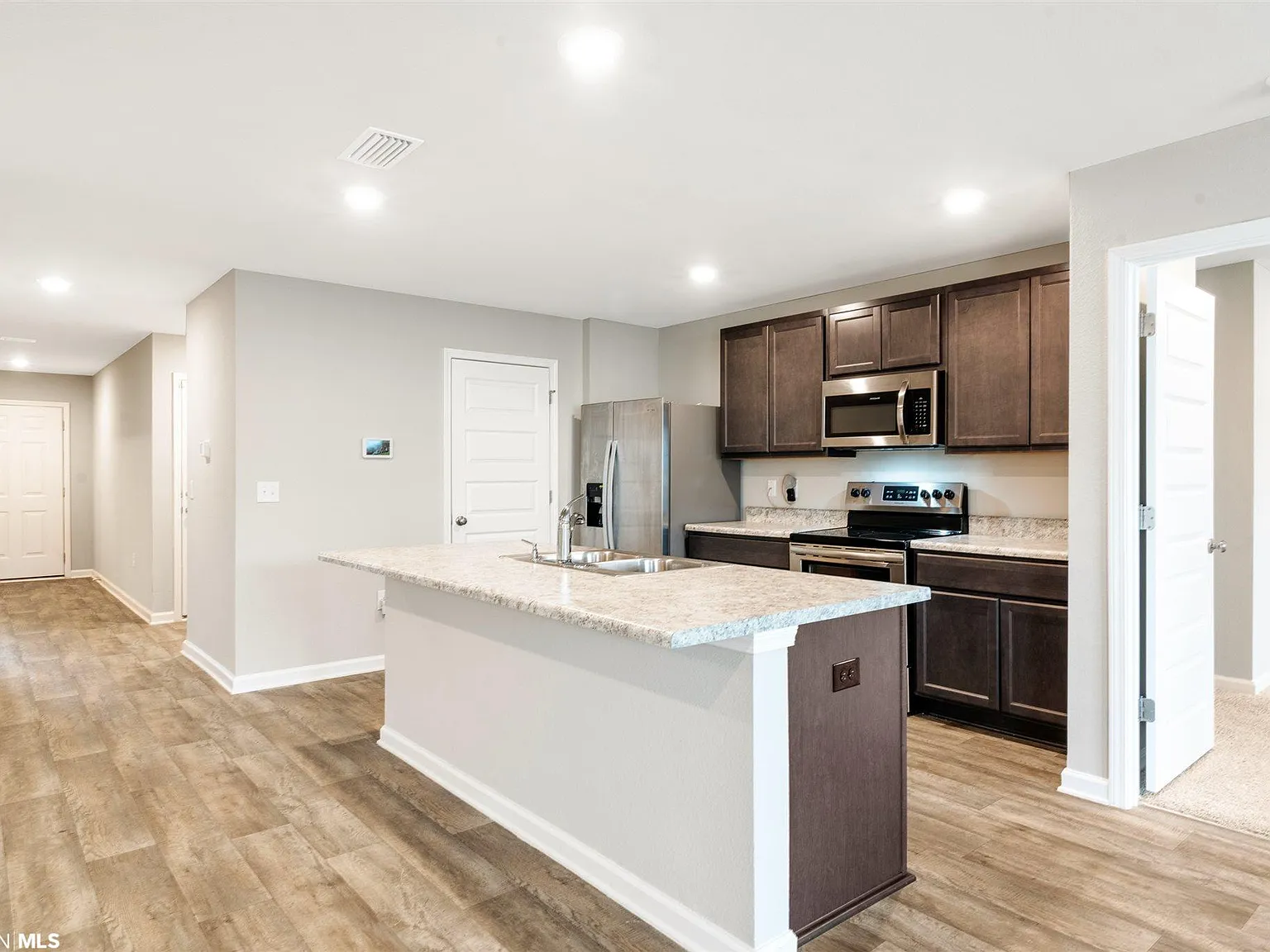 3 bed, 1700 sqft, $2,100 — Photo 3