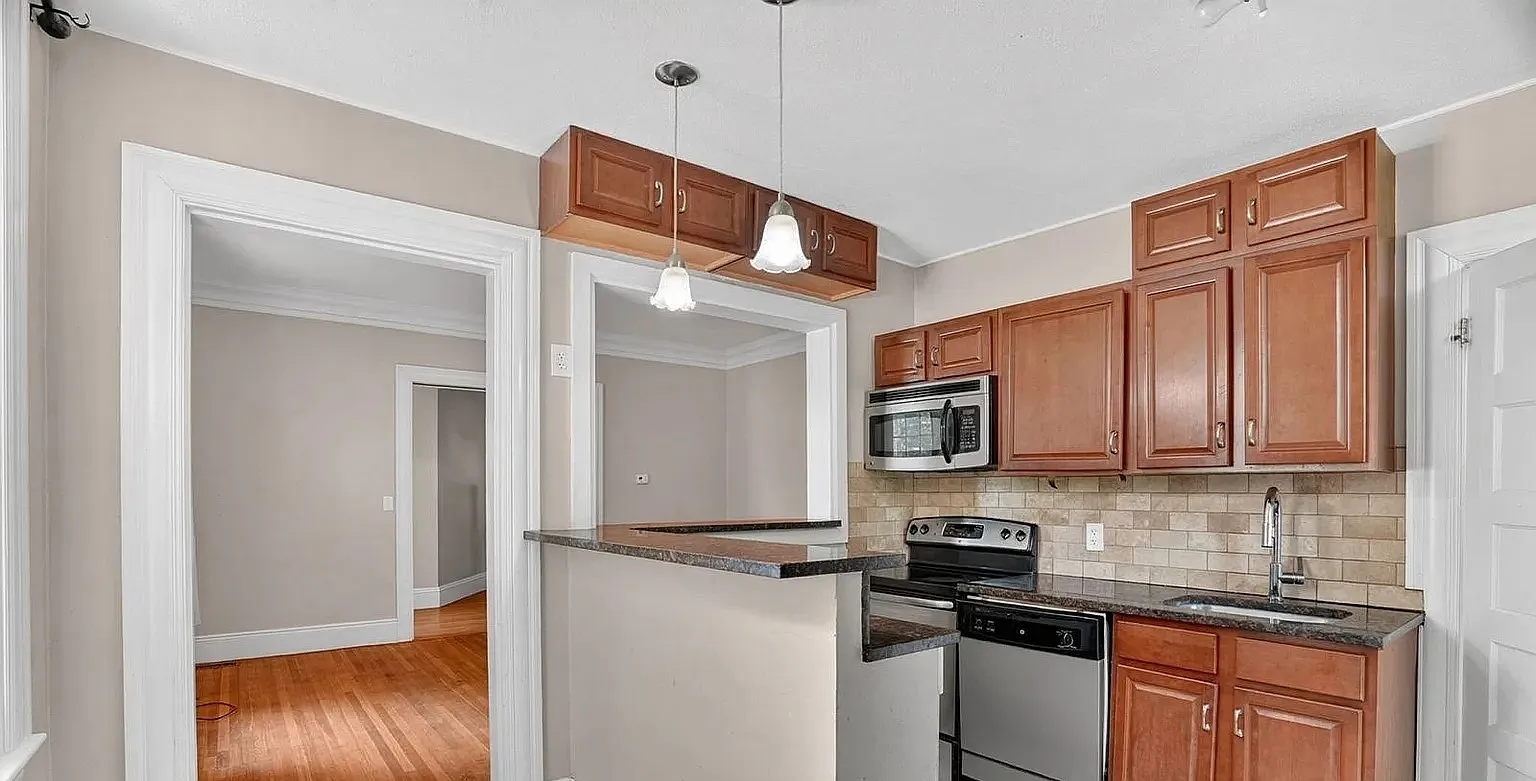 4 bed, 2400 sqft, $3,695 — Photo 3