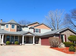 1625 Apache Dr, Naperville, IL 60563