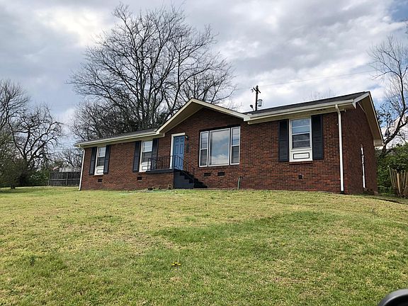 Safe cul-de-sac location is walking distance to restaurants and shopping.