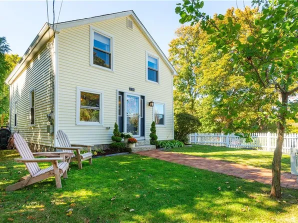 126 Columbia St, South Kingstown, RI 02879