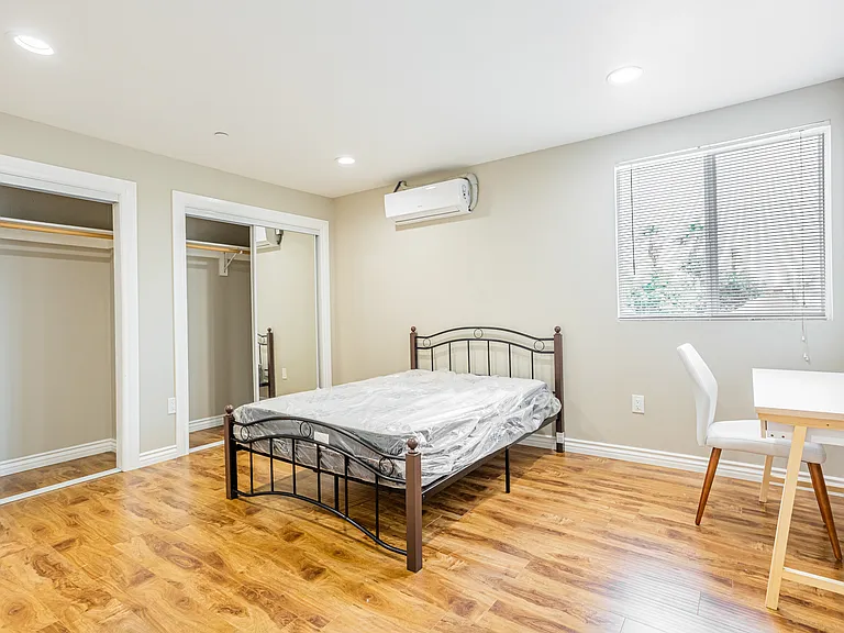1201 W 36th Pl — Photo 6