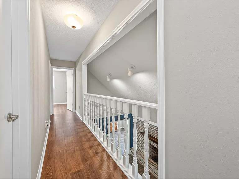 105 Glenmora Ct — Photo 34