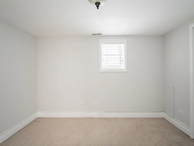 933 W Newport — Photo 22