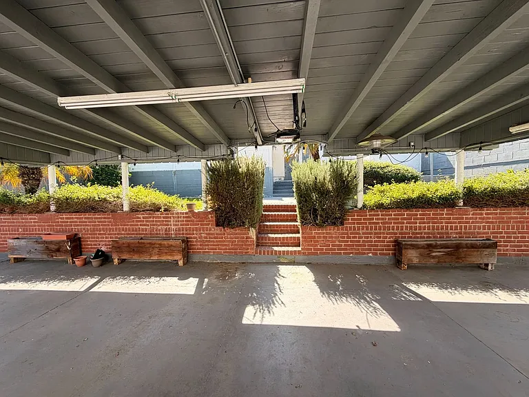 586 E Fairview Blvd — Photo 13