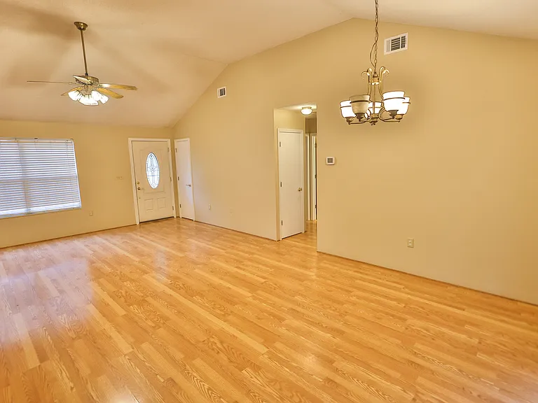213 Pinoak Ct W — Photo 4