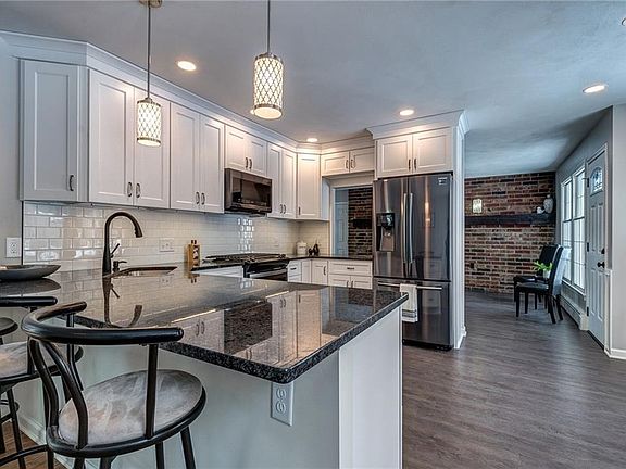 4th image of 124 Munro Dr
