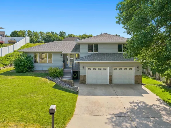 1204 6th St NE, Minot, ND 58703