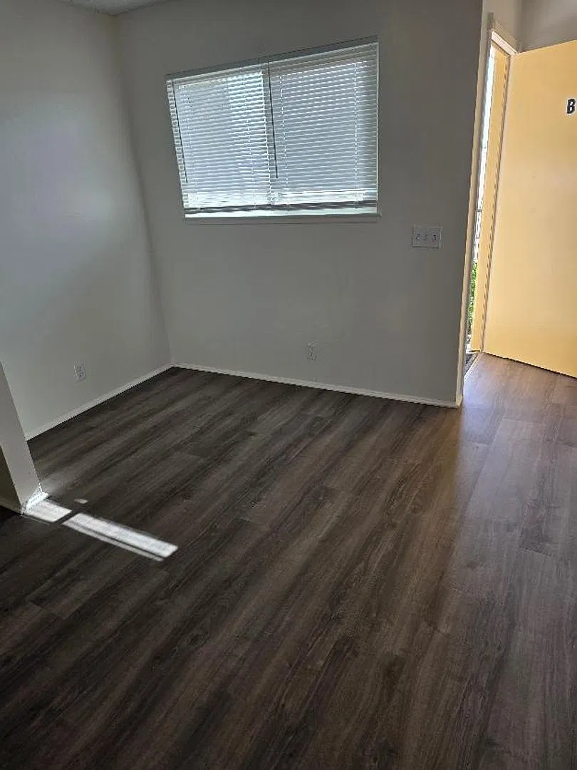 Spacious 2 bedroom, freshly remodeled Penthouse Condominium — Photo 4