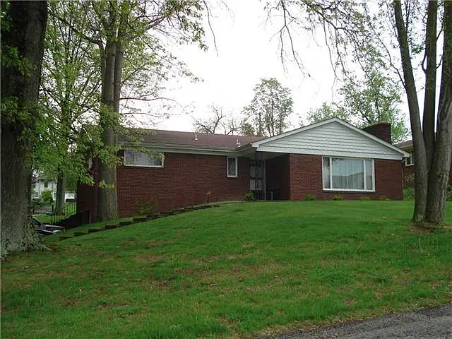 207 Lexington Dr photo 1