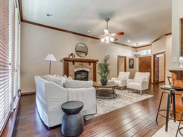 16616 Hardwood Pl — Photo 3