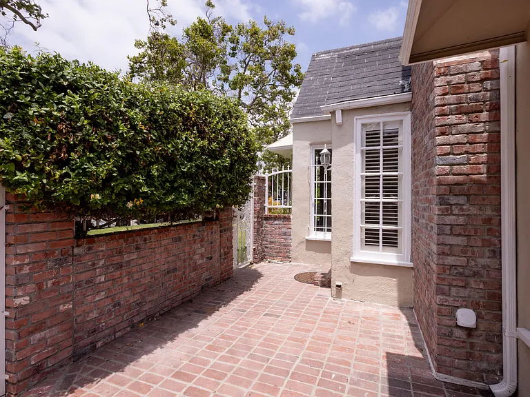446 S La Peer Dr — Photo 39