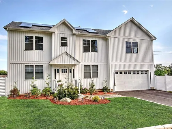 100 Priscilla Dr, Cranston, RI 02921