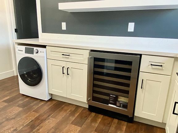 2-STORY 3bed & 2Bath Kitchen. (AVAILABLE ON AUGUST 1ST, CALL RESERVE YOUR SPACE NOW)