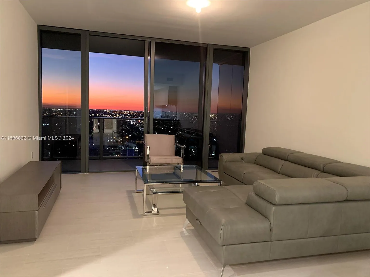 1 bed, 730 sqft, $4,700 — Photo 3